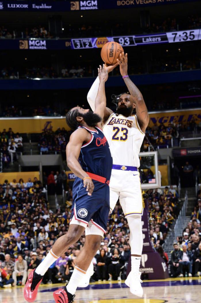 湖人击败灰熊迎首胜