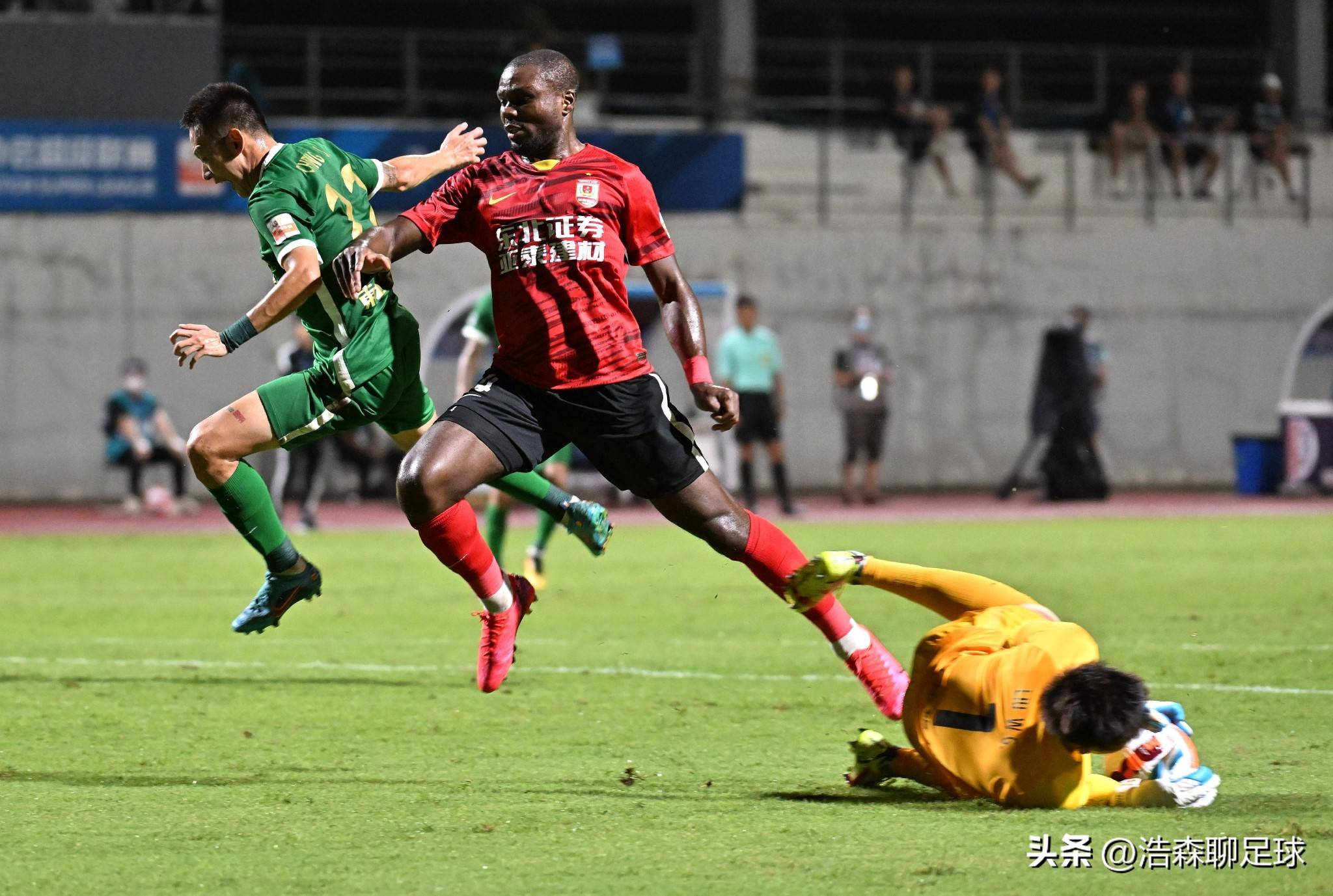 九游娱乐APP-一位中超球员签了一项3年期,2500万元的合约